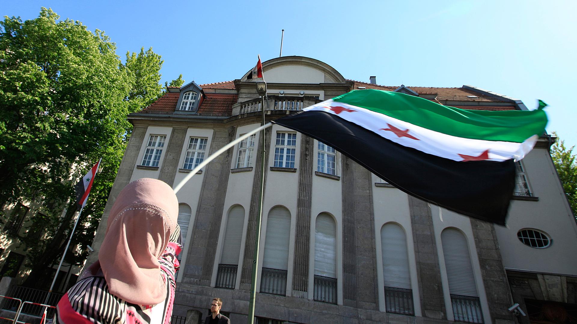 Die syrischen Botschaft in Berlin: Viele Flüchtlinge fühlen sich hier nicht mehr gut aufgehoben. Die syrischen Botschaft in Berlin: Viele Flüchtlinge fühlen sich hier nicht mehr gut aufgehoben.