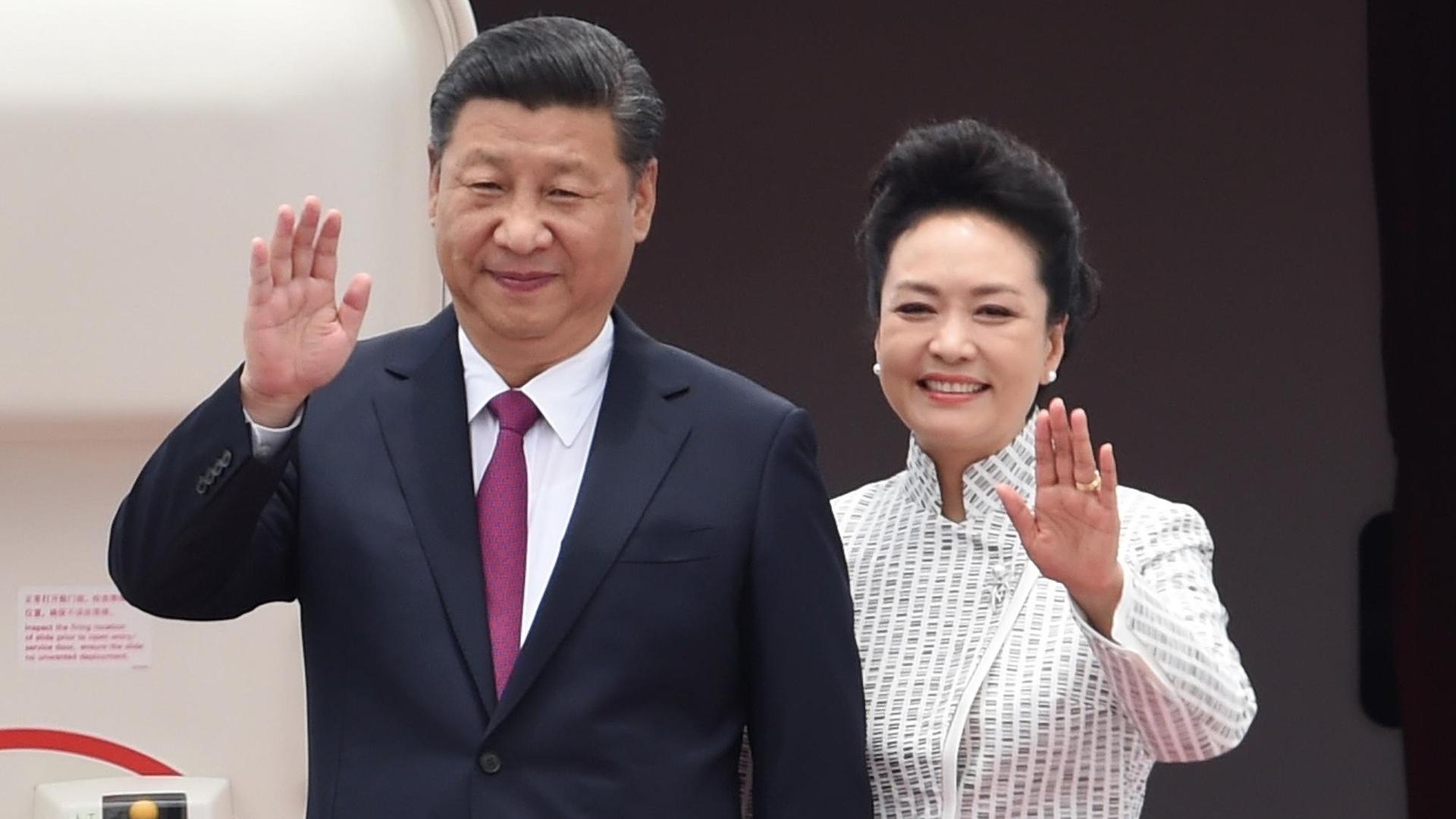 Chinas Präsident Xi Jinping und seine Frau Peng Liyuan Ende Juni bei der Ankunft in Hongkong