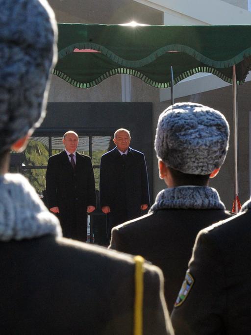 Offizieller Staatsbesuch des russischen Präsidenten Wladimir Putin (m.l.) bei Präsident Islam Karimov (m.r.) in Tashkent, Usbekistan, am 10.12.2014. Im Vordergrund die usbekische Ehrengarde.