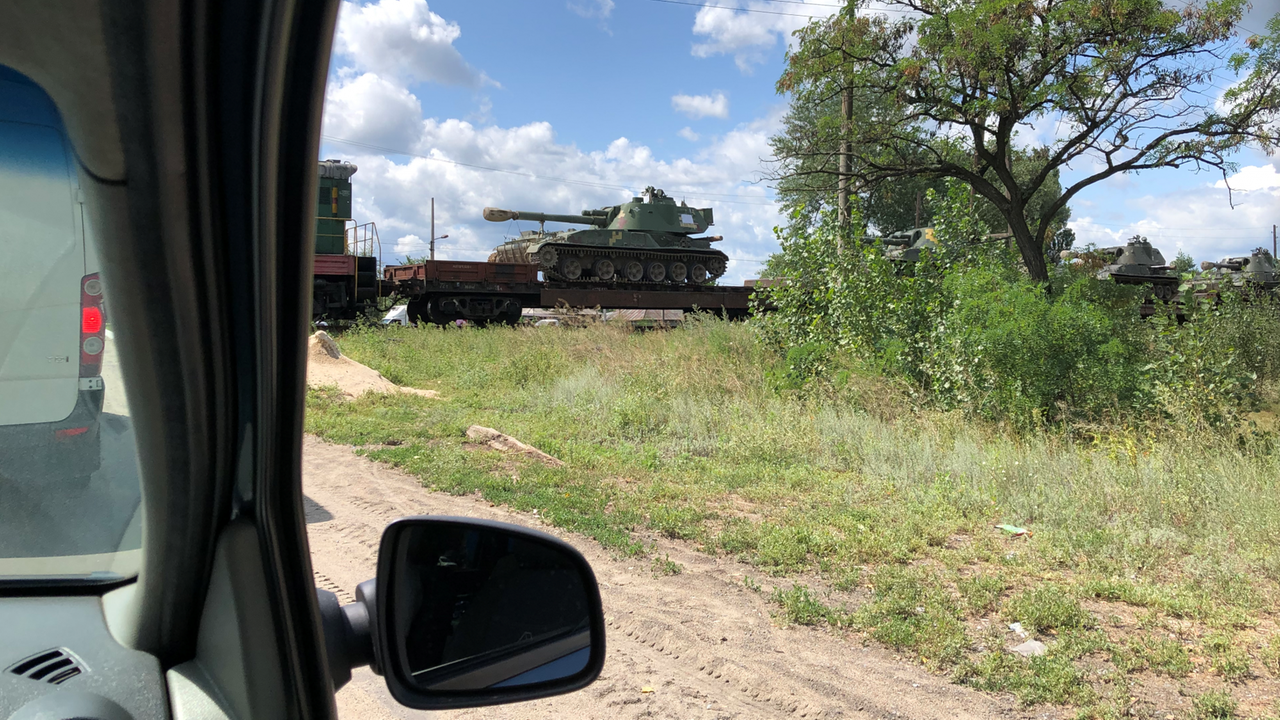 Panzer auf einem Güterzug, der eine Bahnschranke in Sewerodonezk überquert. Panzer auf einem Güterzug, der eine Bahnschranke in Sewerodonezk überquert.
