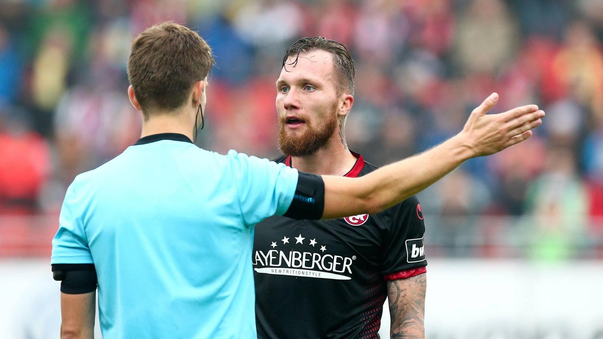 Schiedsrichter Markus Wollenweber und Jan Löhmannsröben diskutieren einen Foulelfmeter. Schiedsrichter Markus Wollenweber und Jan Löhmannsröben diskutieren einen Foulelfmeter.