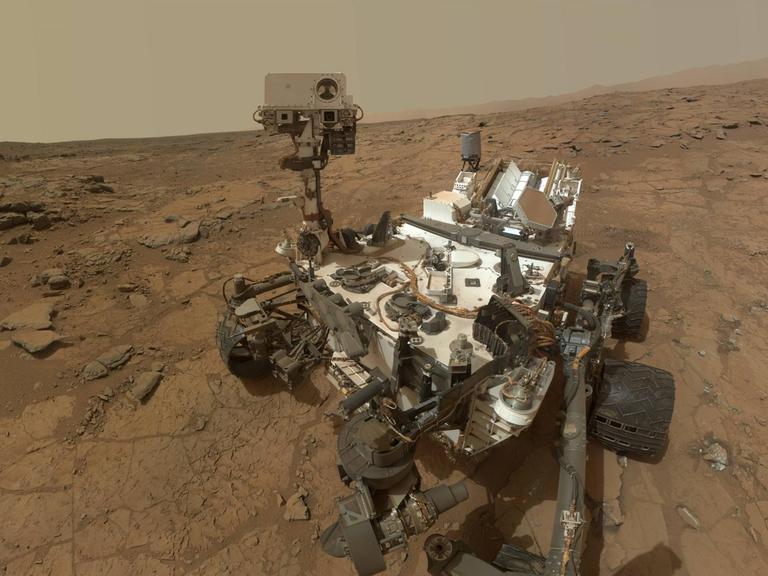 Ein Foto des Marsrovers Curiosity auf dem Mars.