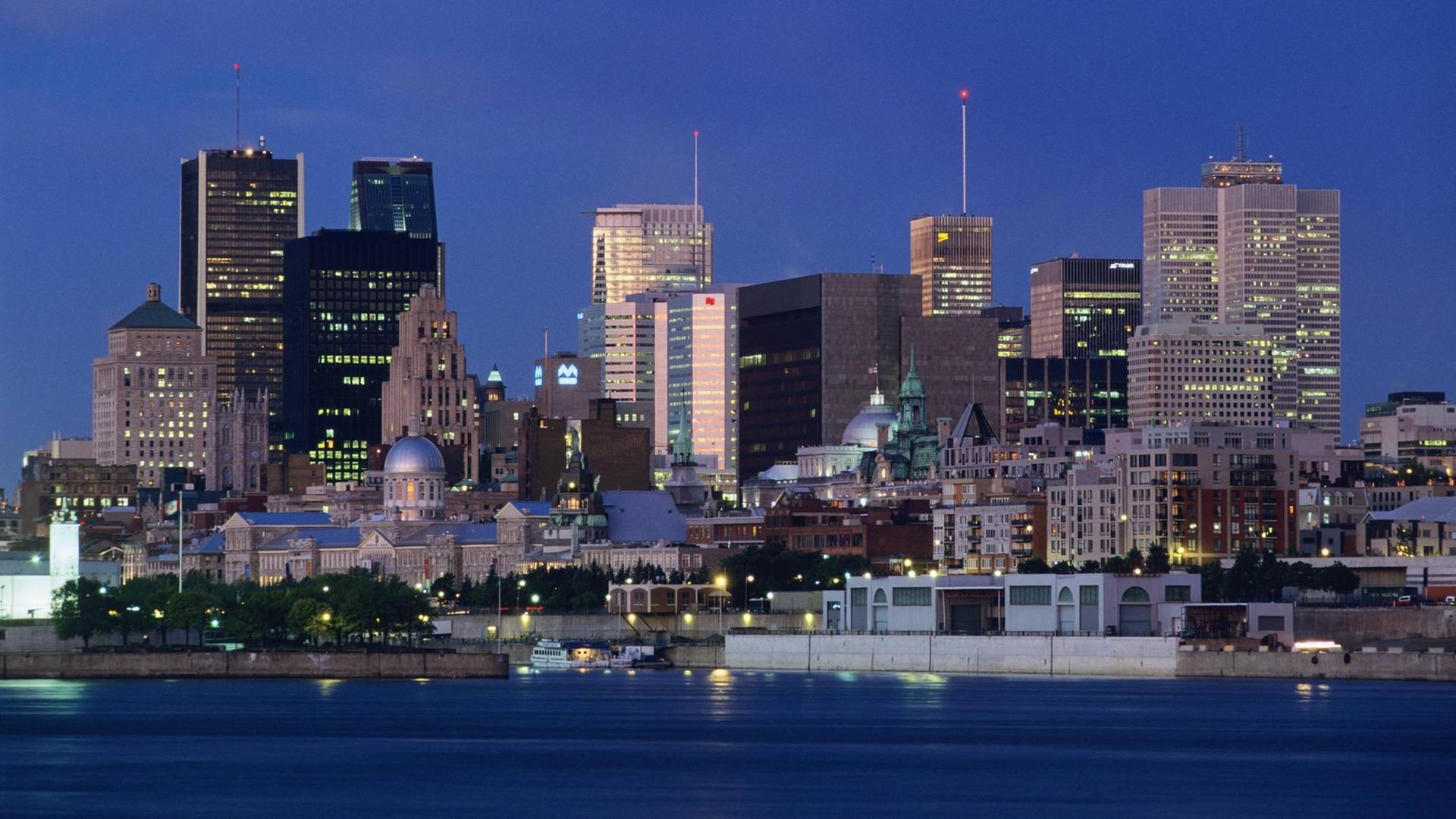 Die Skyline von Montreal in Kanada bei Nacht. Die Skyline von Montreal in Kanada bei Nacht.