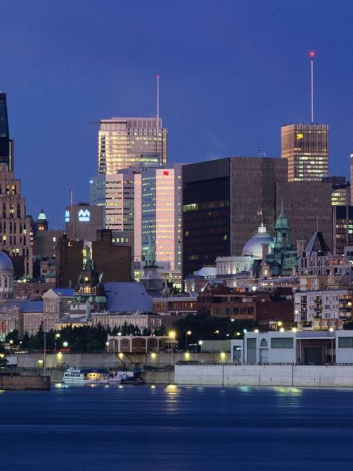 Die Skyline von Montreal in Kanada bei Nacht.