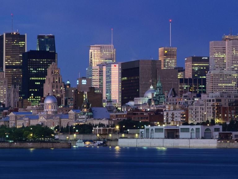 Die Skyline von Montreal in Kanada bei Nacht.