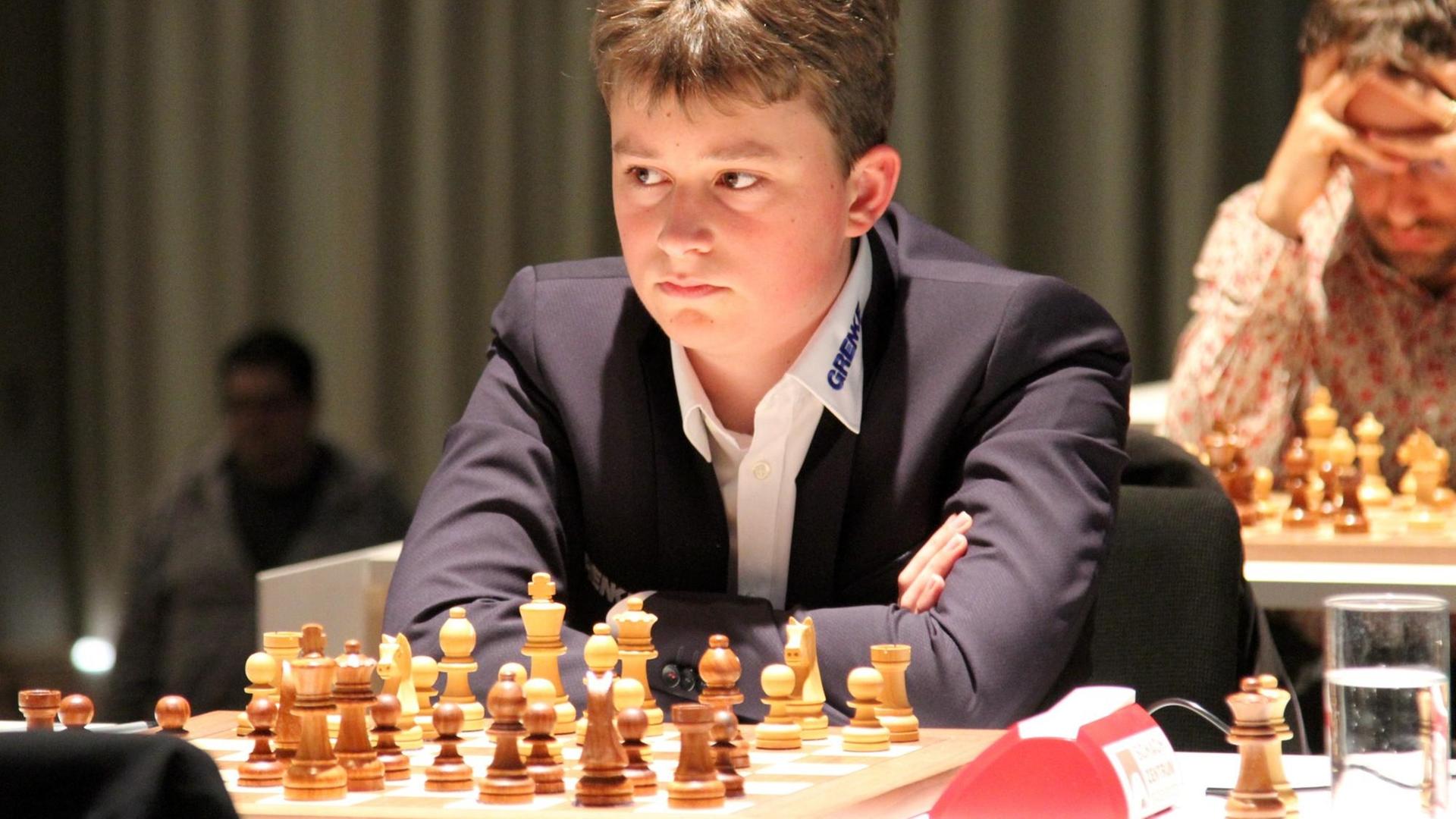 Der 14-jährige Vincent Keymer (r) spielt beim Schachturnier "Grenke Open". Der 14-jährige Vincent Keymer (r) spielt beim Schachturnier "Grenke Open".