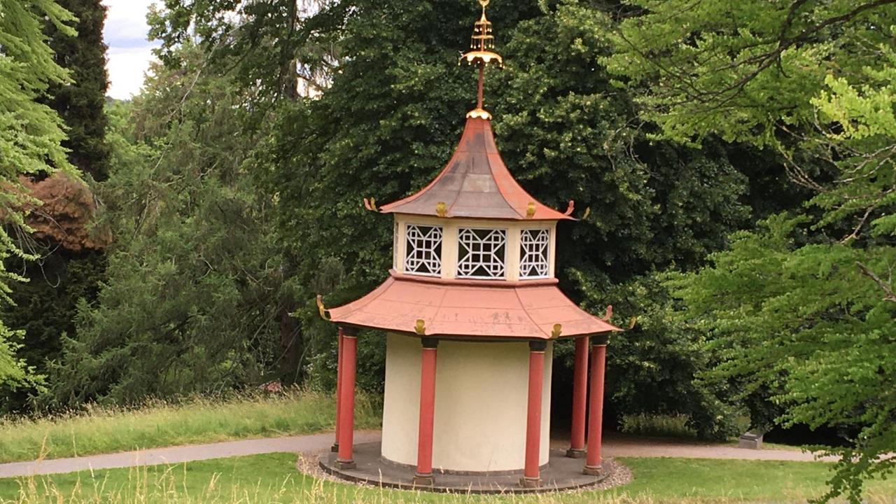 Das Foto zeigt ein Häuschen im chinesischen Stil in einem Park. Das Foto zeigt ein Häuschen im chinesischen Stil in einem Park.