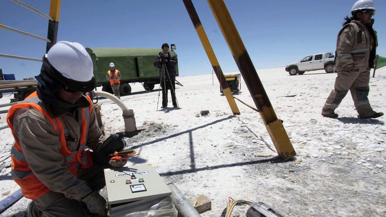 Ein bolivianischer Arbeiter beim Lithium-Abbau