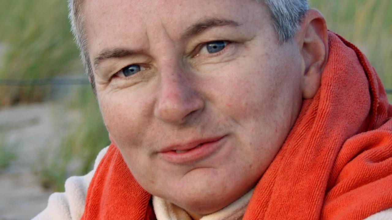 Prof. Sabine Hark, in den 50ern mit grauer Kurzhaarfrisur. Prof. Sabine Hark, in den 50ern mit grauer Kurzhaarfrisur.