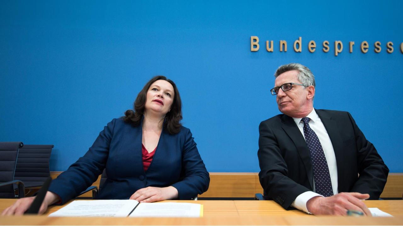 Arbeitsministerin Andrea Nahles (SPD) und Innenminister Thomas de Maizière (CDU) bei der Pressekonferenz zum Integrationsgesetz. Arbeitsministerin Andrea Nahles (SPD) und Innenminister Thomas de Maizière (CDU) bei der Pressekonferenz zum Integrationsgesetz.