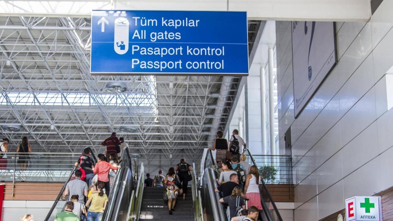 Flughafen Antalya: Menschen stehen auf einer Rolltreppe zur Passkontrolle Flughafen Antalya: Menschen stehen auf einer Rolltreppe zur Passkontrolle