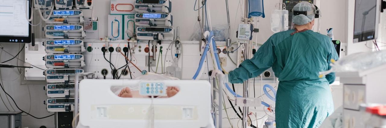 Eine Intensivpflegerin versorgt auf der Intensivstation am Klinikum Braunschweig einen an Covid-19 erkrankten Patienten.
