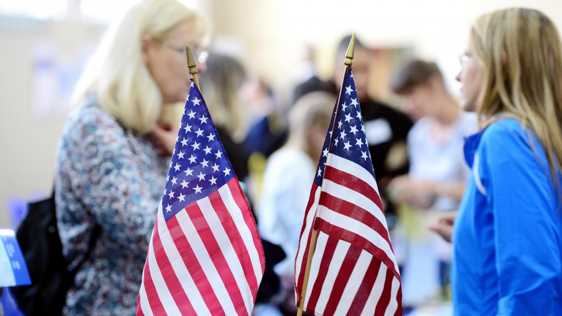 Messebesucher informieren sich am 04.03.2017 in Berlin auf der Schüleraustausch-Messe über einen Jahresaufenthalt in den USA. Messebesucher informieren sich am 04.03.2017 in Berlin auf der Schüleraustausch-Messe über einen Jahresaufenthalt in den USA.