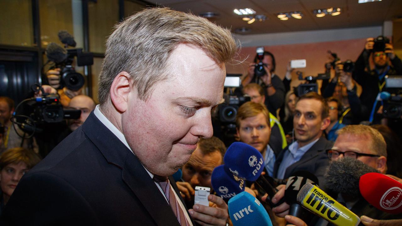 Sigmundur David Gunnlaugsson umringt von Reportern: Einen Tag zuvor war der isländische Regierungschef zurückgetreten