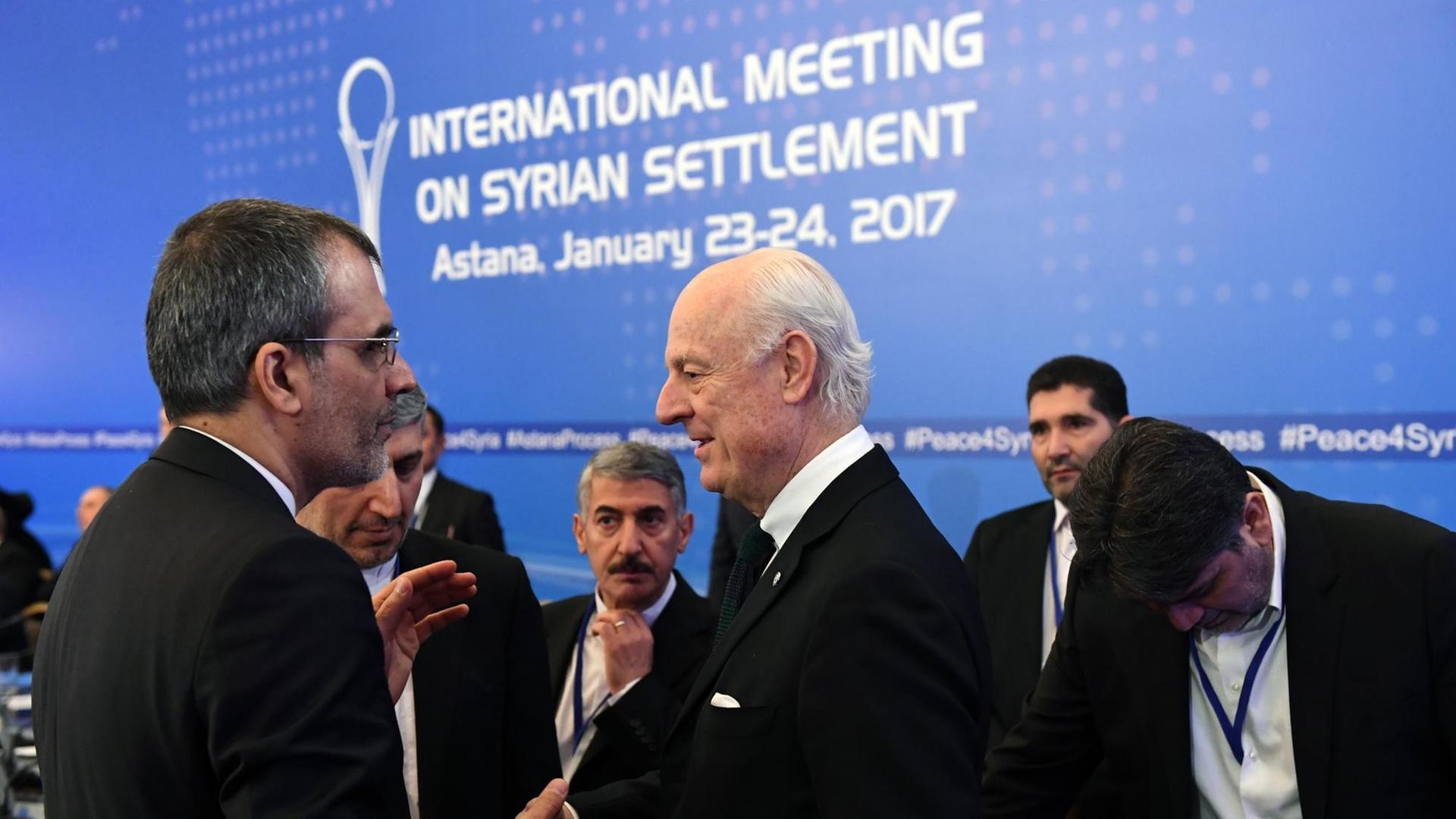 Der UN-Sondergesandte für Syrien, Staffan de Mistura (mitte), zusammen mit einer iranischen Delegation vor den ersten Gesprächen im kasachischen Astana zum Frieden in Syrien am 23. Januar 2017.