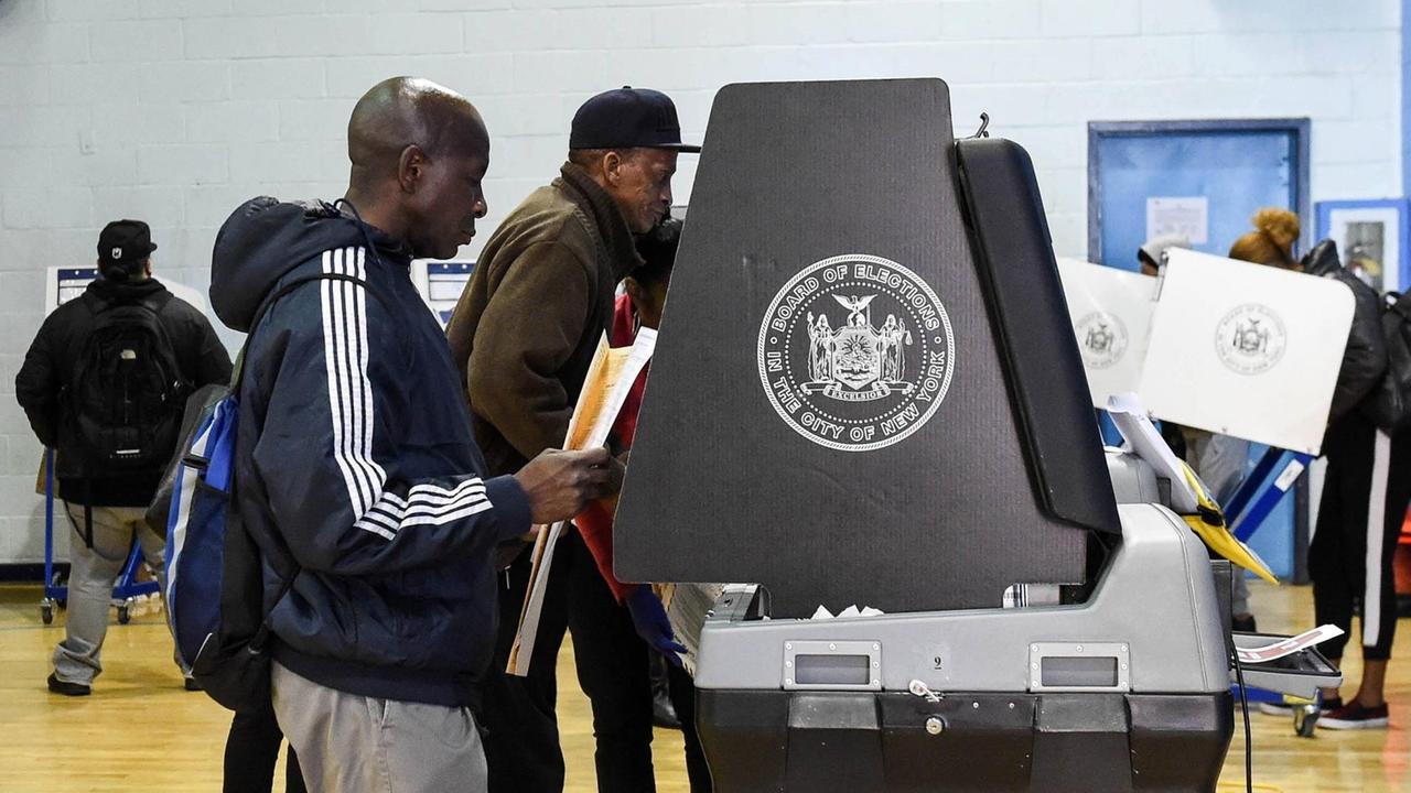 (161108) -- NEW YORK, Nov. 8, 2016 -- Voters cast their ballots at a polling station in Harlem, New York City, the United States, Nov. 8, 2016. The U.S. presidential elections kicked off on Tuesday. ) U.S.-NEW YORK-PRESIDENTIAL ELECTIONS BaoxDandan PUBLICATIONxNOTxINxCHN 161108 New York Nov 8 2016 Voters Cast their Ballots AT a Polling Station in Harlem New York City The United States Nov 8 2016 The U S Presidential Elections kicked off ON Tuesday U S New York Presidential Elections baoxdandan PUBLICATIONxNOTxINxCHN (161108) -- NEW YORK, Nov. 8, 2016 -- Voters cast their ballots at a polling station in Harlem, New York City, the United States, Nov. 8, 2016. The U.S. presidential elections kicked off on Tuesday. ) U.S.-NEW YORK-PRESIDENTIAL ELECTIONS BaoxDandan PUBLICATIONxNOTxINxCHN 161108 New York Nov 8 2016 Voters Cast their Ballots AT a Polling Station in Harlem New York City The United States Nov 8 2016 The U S Presidential Elections kicked off ON Tuesday U S New York Presidential Elections baoxdandan PUBLICATIONxNOTxINxCHN