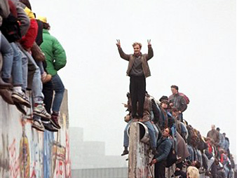 Menschen aus Ost und West feiern die Maueröffnung am Postdamer Platz in Berlin. Menschen aus Ost und West feiern die Maueröffnung am Postdamer Platz in Berlin.