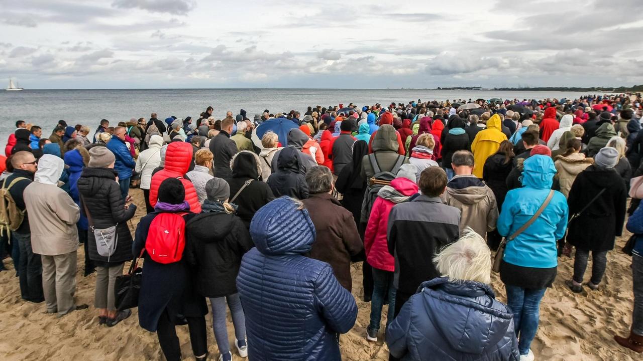 Hunderte Gläubige versammeln sich am Küstenabschnitt in Gdansk