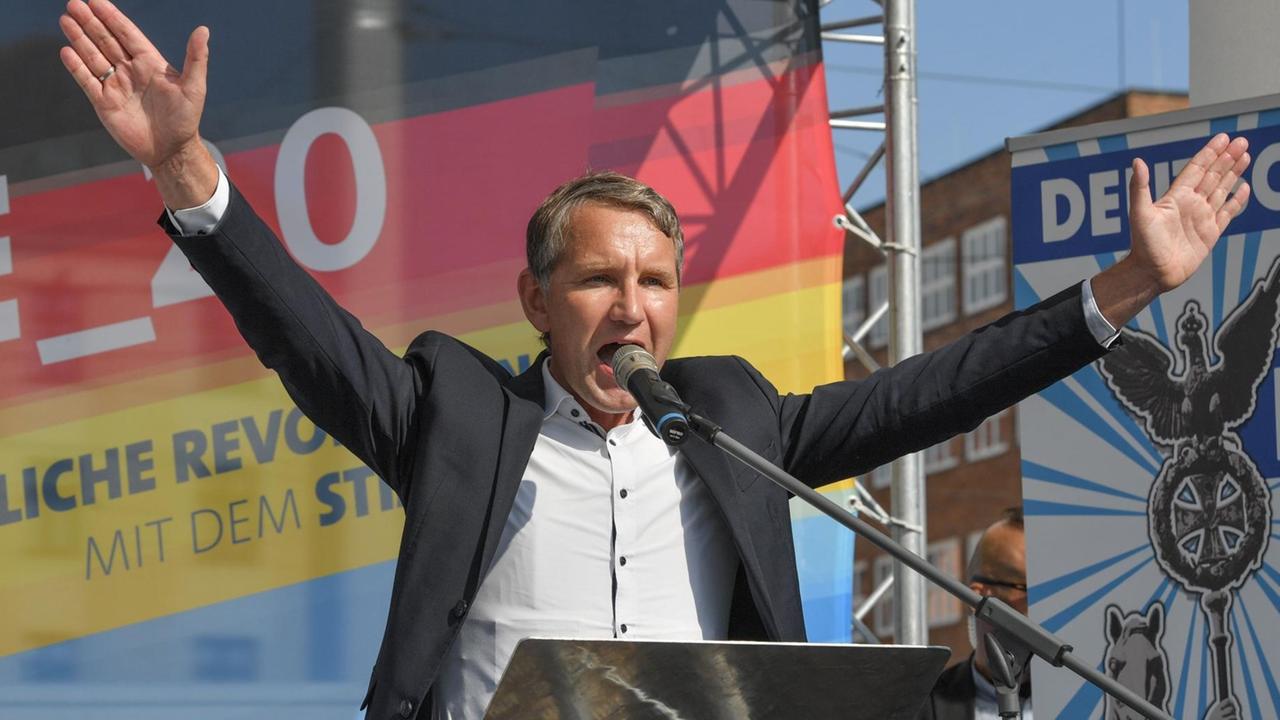 04.08.2019, Brandenburg, Cottbus: Björn Höcke, Vorsitzender der AfD in Thüringen, nimmt am Wahlkampfauftakt der AfD-Jugendorganisation Junge Alternative (JA) vor der Stadthalle teil. In Brandenburg und Sachsen wird am 01. September ein neues Parlament gewählt. Die Landtagswahl in Thüringen ist knapp zwei Monate später, am 27. Oktober. Foto: Patrick Pleul/dpa-Zentralbild/ZB 04.08.2019, Brandenburg, Cottbus: Björn Höcke, Vorsitzender der AfD in Thüringen, nimmt am Wahlkampfauftakt der AfD-Jugendorganisation Junge Alternative (JA) vor der Stadthalle teil. In Brandenburg und Sachsen wird am 01. September ein neues Parlament gewählt. Die Landtagswahl in Thüringen ist knapp zwei Monate später, am 27. Oktober. Foto: Patrick Pleul/dpa-Zentralbild/ZB