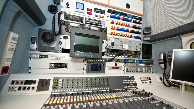 Zu sehen ist das Technikpult im Innneren eines Übertragungswagens des Deutschlandradios. Zu sehen ist das Technikpult im Innneren eines Übertragungswagens des Deutschlandradios.