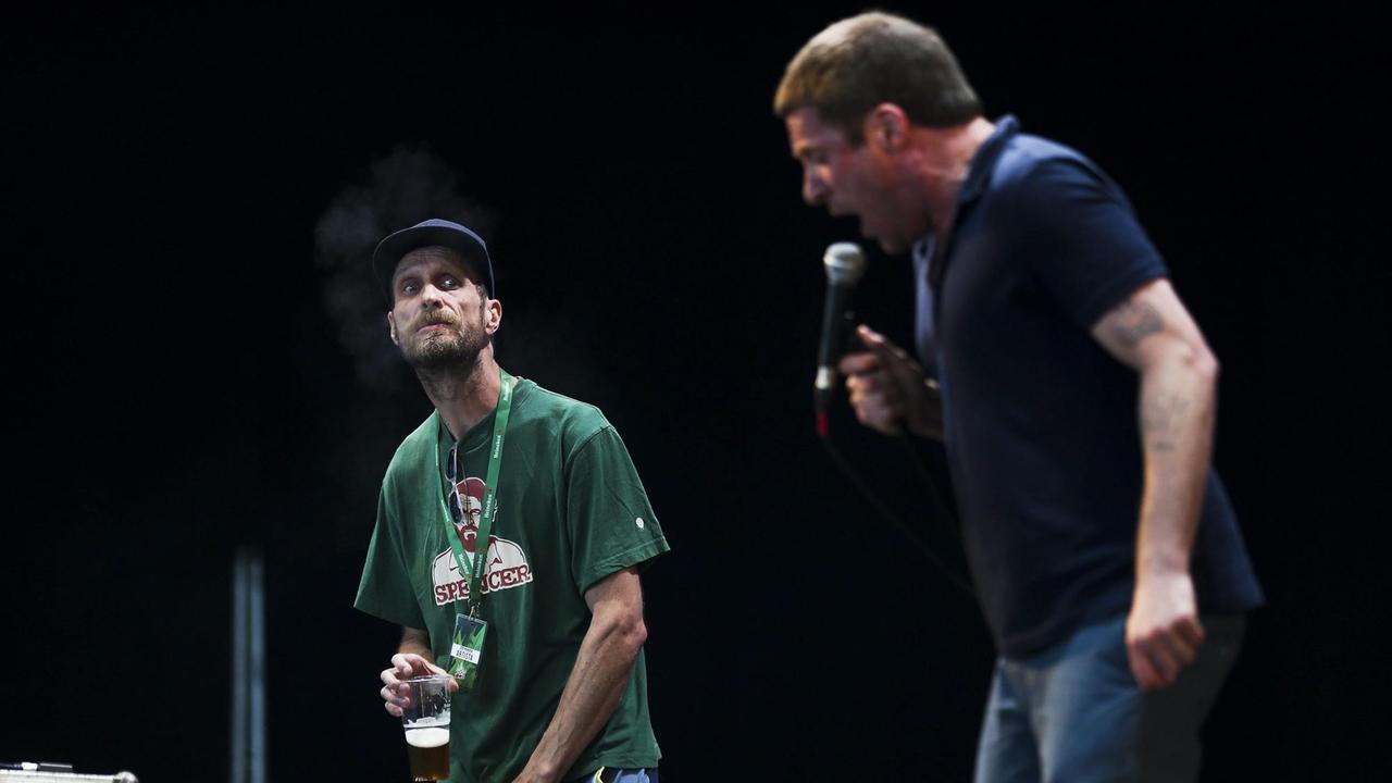 Andrew Fearn (l) und Jason Williamson (r) vom britischen Post-Punk/Hip-Hop-Duo Sleaford Mods bei einem Auftritt in Lissabon. Andrew Fearn (l) und Jason Williamson (r) vom britischen Post-Punk/Hip-Hop-Duo Sleaford Mods bei einem Auftritt in Lissabon.
