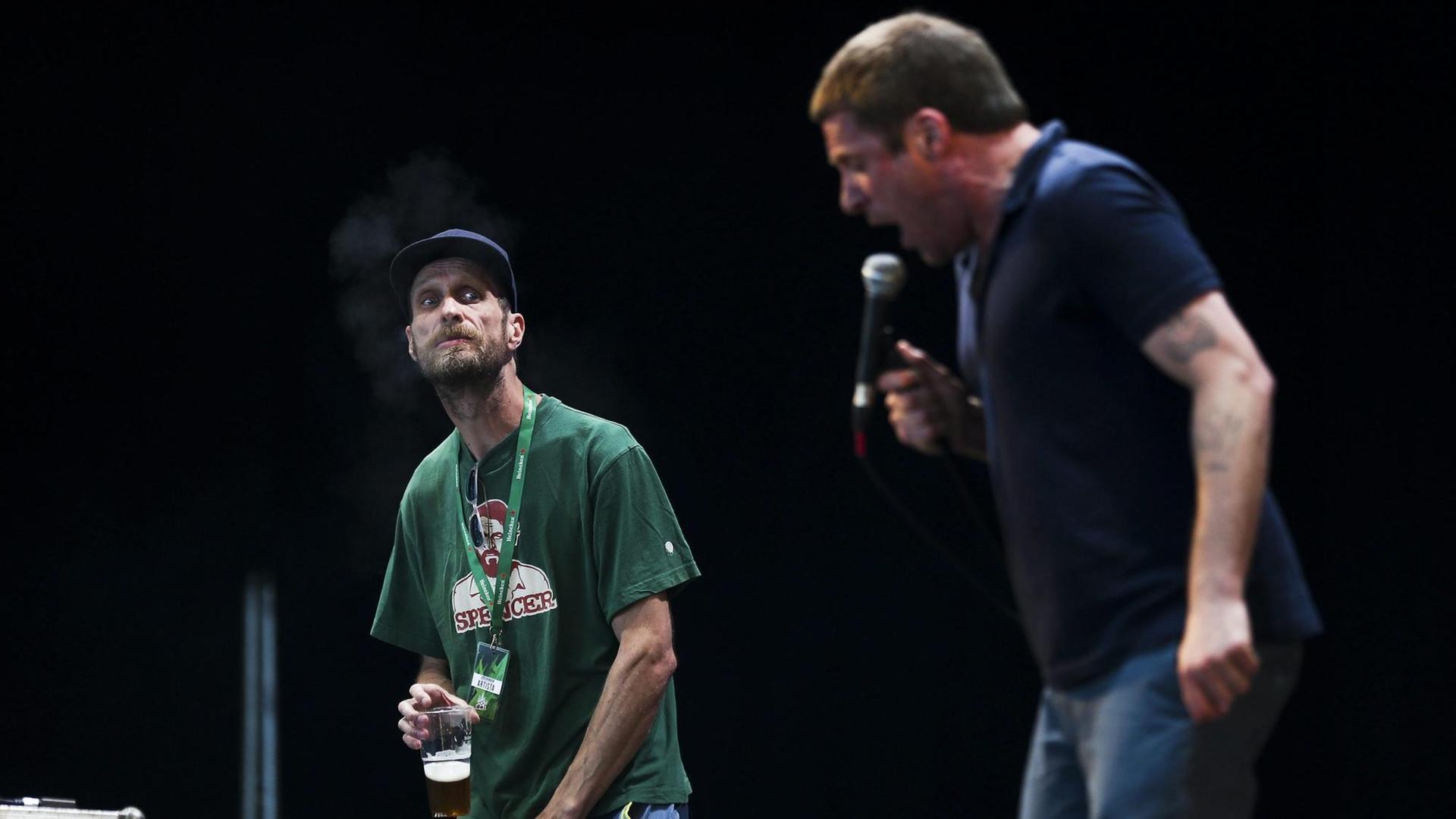 Andrew Fearn (l) und Jason Williamson (r) vom britischen Post-Punk/Hip-Hop-Duo Sleaford Mods bei einem Auftritt in Lissabon. Andrew Fearn (l) und Jason Williamson (r) vom britischen Post-Punk/Hip-Hop-Duo Sleaford Mods bei einem Auftritt in Lissabon.