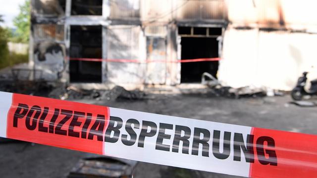 Rottenburg (Kreis Tuebingen) 08.09.2015 Die Polizei sichert die ausgebrannte Fluechtlingsunterkunft ab.