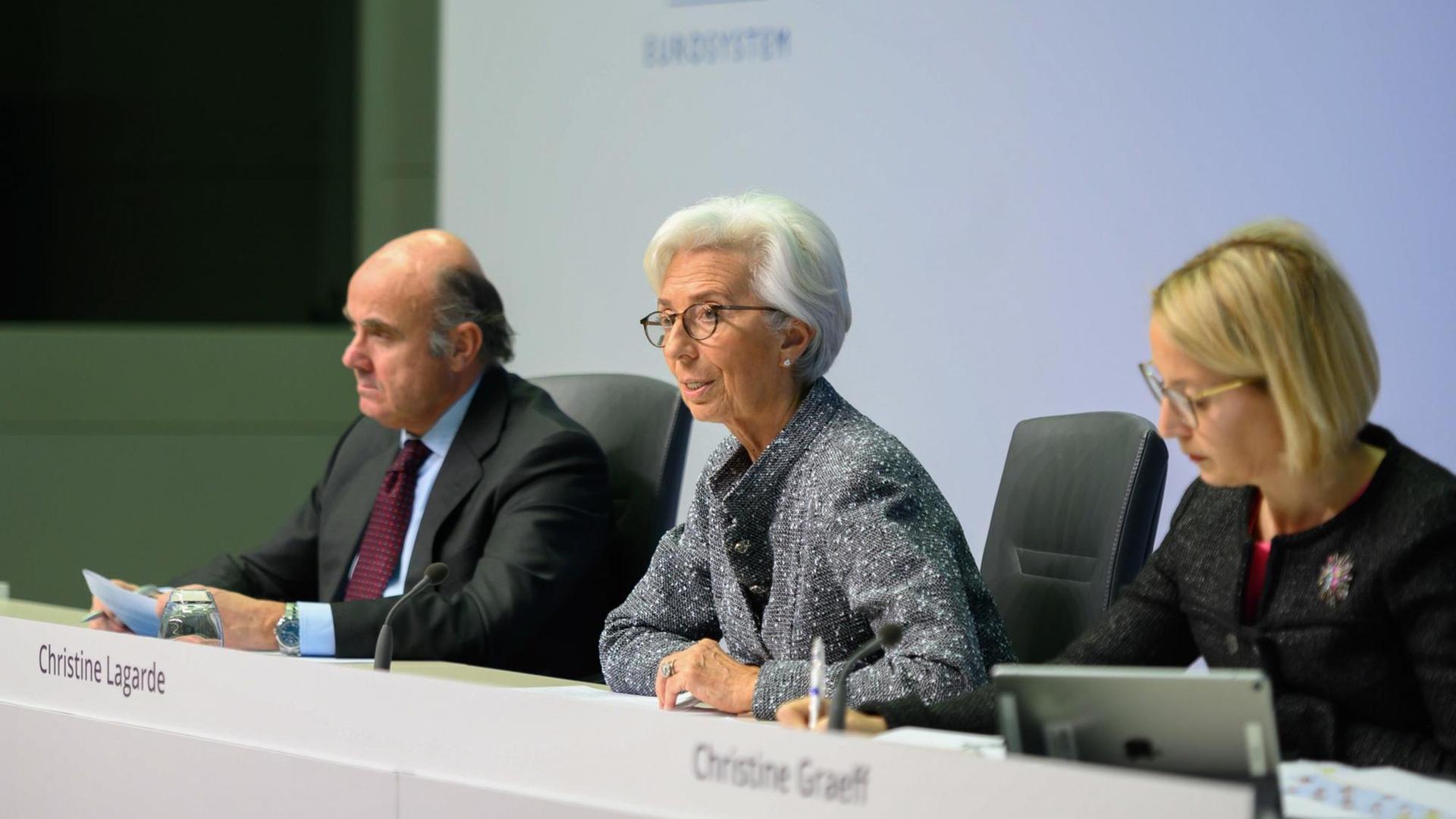 Die Präsidentin der Europäischen Zentralbank (EZB) Christine Lagarde spricht auf einer Pressekonferenz in der EZB-Zentrale in Frankfurt Die Präsidentin der Europäischen Zentralbank (EZB) Christine Lagarde spricht auf einer Pressekonferenz in der EZB-Zentrale in Frankfurt