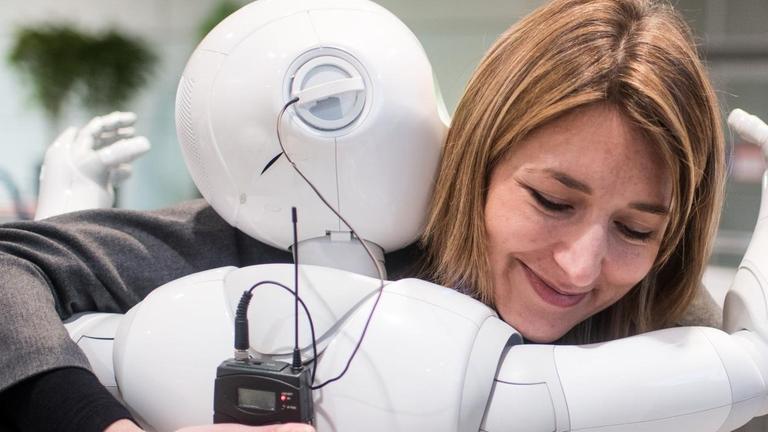 Die Kommunikationsmanagerin von Aldebaran, Aurora Chiquot, umarmt auf der CeBIT Hannover 2016 den humanoiden Roboter "Pepper". Die Kommunikationsmanagerin von Aldebaran, Aurora Chiquot, umarmt auf der CeBIT Hannover 2016 den humanoiden Roboter "Pepper".