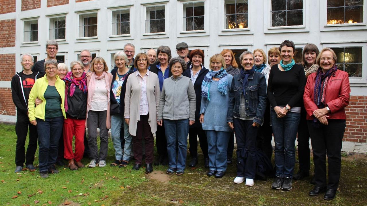 Gruppenbild vor Fachwerkmauer Gruppenbild vor Fachwerkmauer