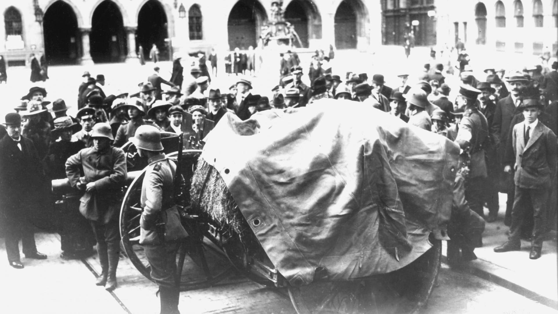 Bewaffnete Truppen während der Revolutionswirren nach dem Ersten Weltkrieg 1919 in München. Bewaffnete Truppen während der Revolutionswirren nach dem Ersten Weltkrieg 1919 in München.
