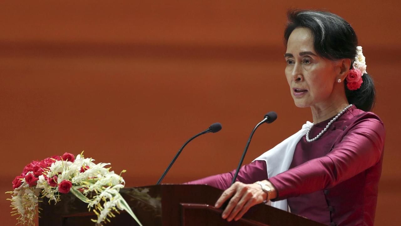 Myanmars De-Facto-Regierungschefin Aung San Suu Kyi spricht am 19. September 2017 in Myanmars Hauptstadt Naypyitaw über die Lage der Rohingya-Minderheit. Myanmars De-Facto-Regierungschefin Aung San Suu Kyi spricht am 19. September 2017 in Myanmars Hauptstadt Naypyitaw über die Lage der Rohingya-Minderheit.