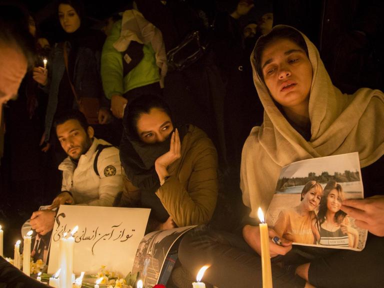 Iranische Studierende demonstrieren vor der Amir-Kabir-Universität in Teheran mit Kerzen und Plakaten.