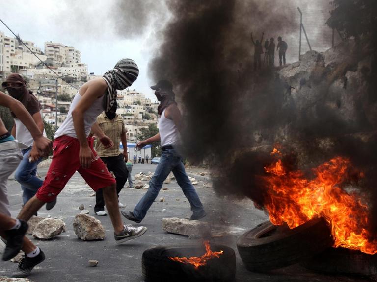 Palästinenser bewaffenen sich mit Steinen im Silwan-Viertel in Ostjerusalem am 22. September 2010.