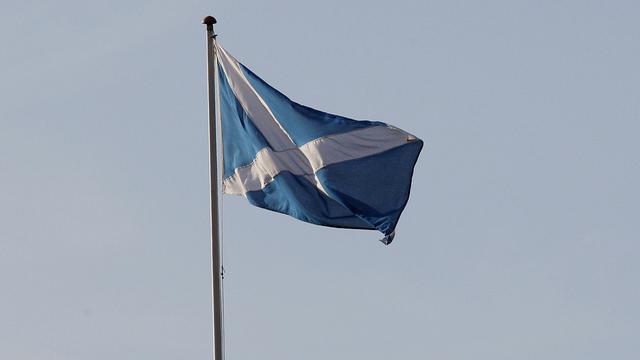 Eine schottische Fahne weht im Wind.