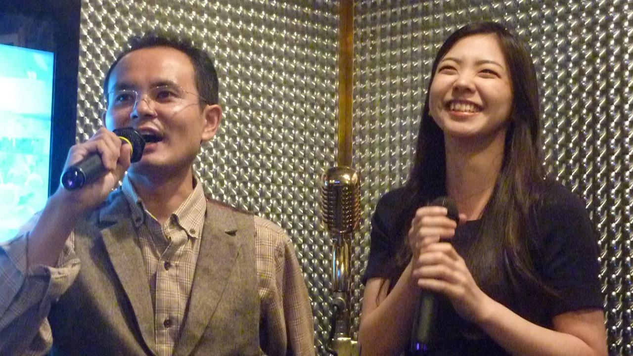 Herr Oto in einer Karaokebar mit einer gemieteten Freundin der Agentur Client Partners.