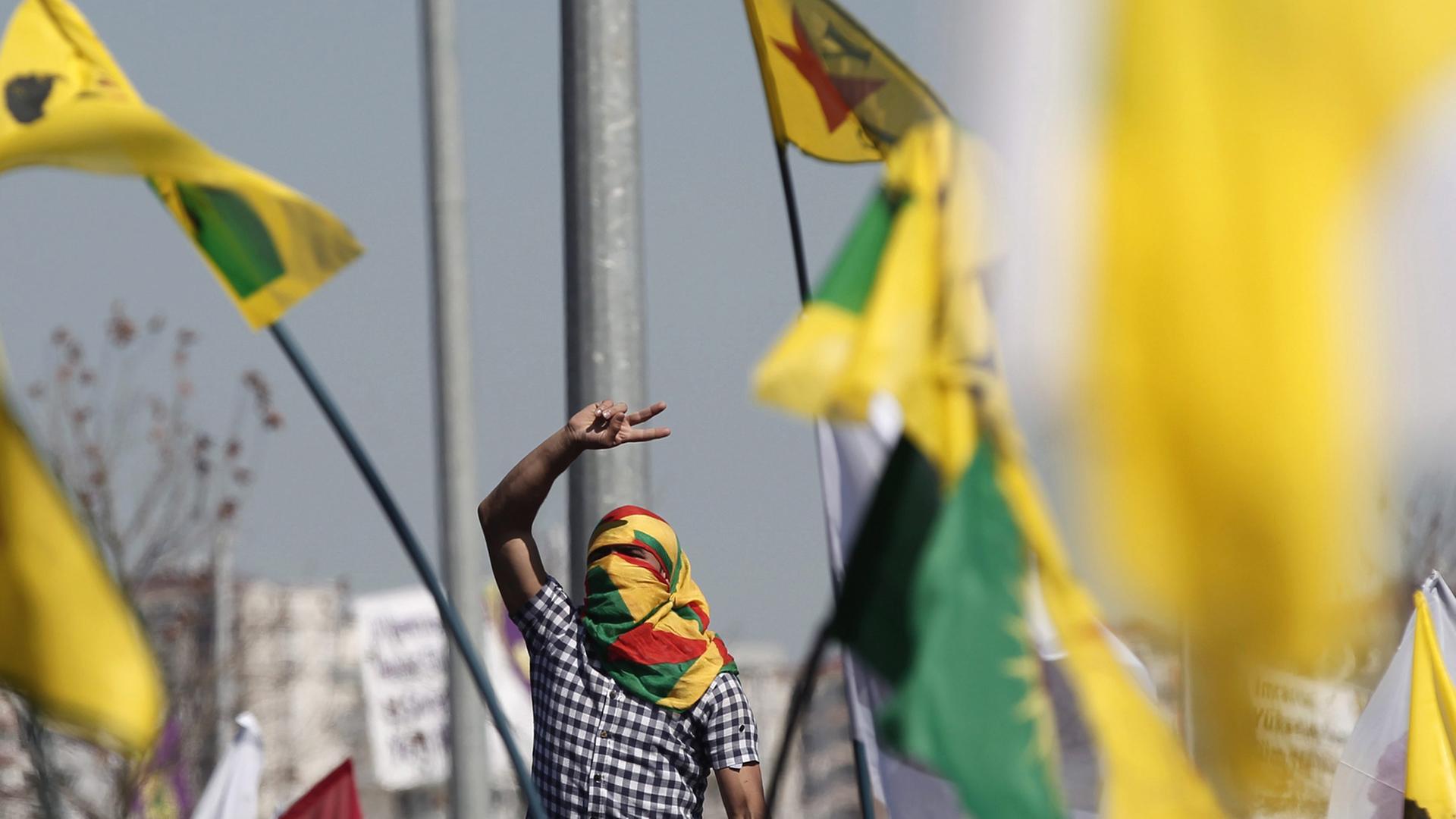 Ein kurdischer Protestierender in Diyarbakir in der Türkei. Ein kurdischer Protestierender in Diyarbakir in der Türkei.