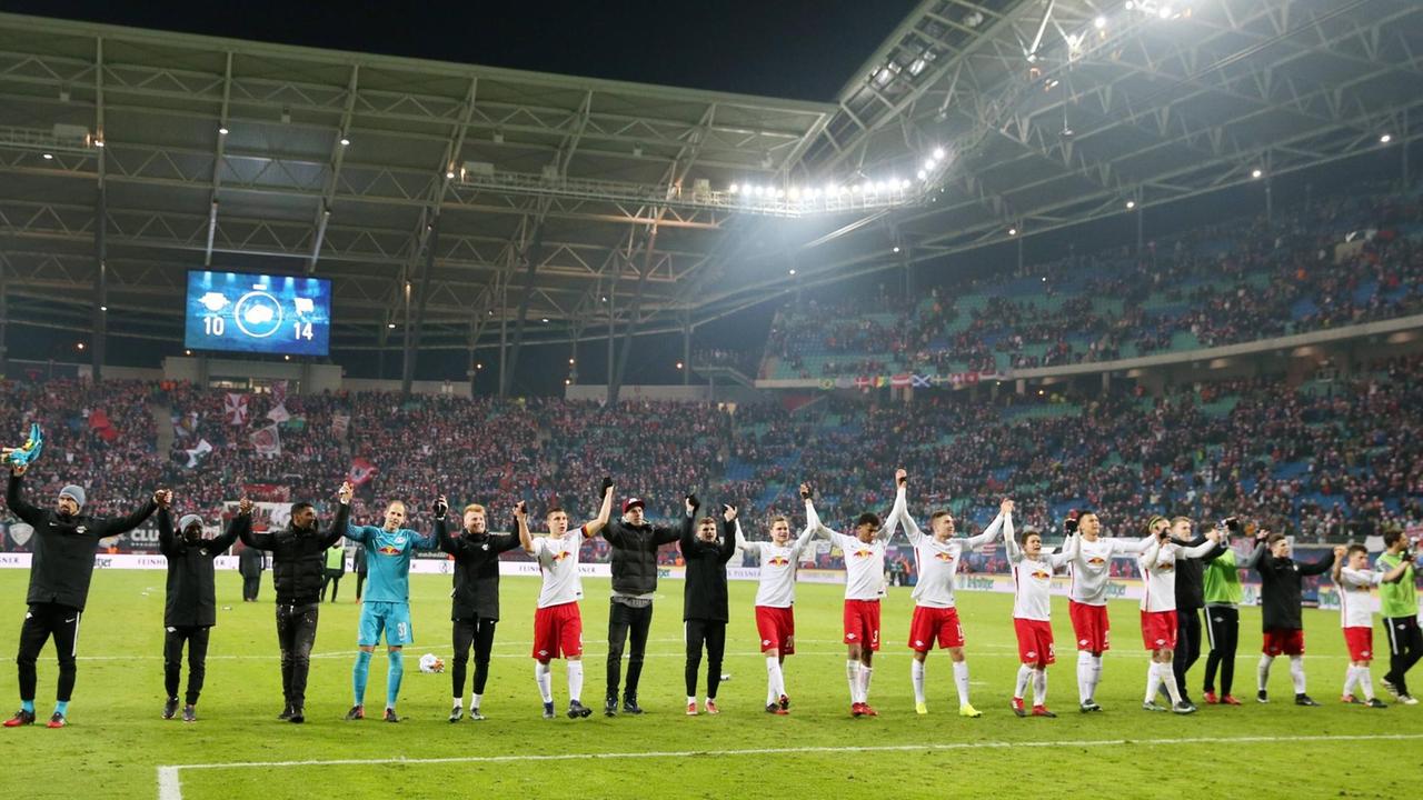RB Leipzig - Hertha BSC am 17.12.2016 in der Red Bull Arena. Im Bild: Mannschaft und Fans von RB Leipzig beim Schlussjubel. RB Leipzig - Hertha BSC am 17.12.2016 in der Red Bull Arena. Im Bild: Mannschaft und Fans von RB Leipzig beim Schlussjubel.