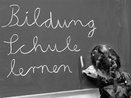 Eine Schülerin einer dritten Grundschulklasse in Frankfurt am Main schreibt an einer Tafel. Eine Schülerin einer dritten Grundschulklasse in Frankfurt am Main schreibt an einer Tafel.