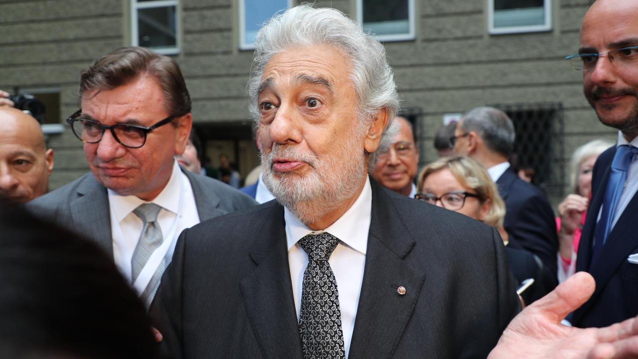 Salzburger Festspiele 2019.Sänger Placido Domingo mit Fans nach seinem Auftritt in "Luisa Miller" mit Fans vor dem Großen Festspielhaus Salzburg.Foto: Franz Neumayr 25.8.2019 - 20190825_PD9356 | Salzburger Festspiele 2019.Sänger Placido Domingo mit Fans nach seinem Auftritt in "Luisa Miller" mit Fans vor dem Großen Festspielhaus Salzburg.Foto: Franz Neumayr 25.8.2019 - 20190825_PD9356 |