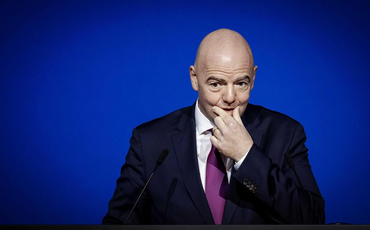 Portrait von FIFA-Präsidenten Gianni Infantino, der sich nachdenklich an den Mund fasst Portrait von FIFA-Präsidenten Gianni Infantino, der sich nachdenklich an den Mund fasst