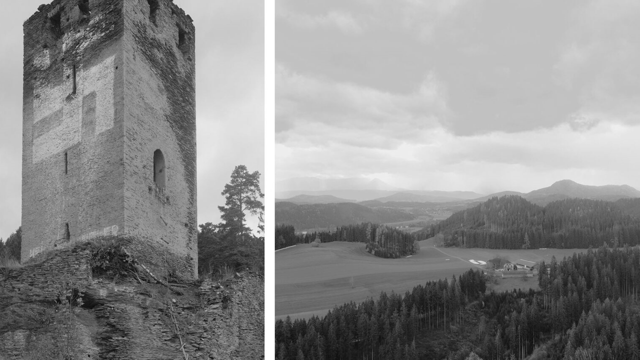 Im Diptychon von Jakob Ganslmeier ist rechts eine idyllische Landschaftsaufnahme zu sehen, während links eine Art Abdruck eines Hakenkreuzes auf einer Turmruine prangt.