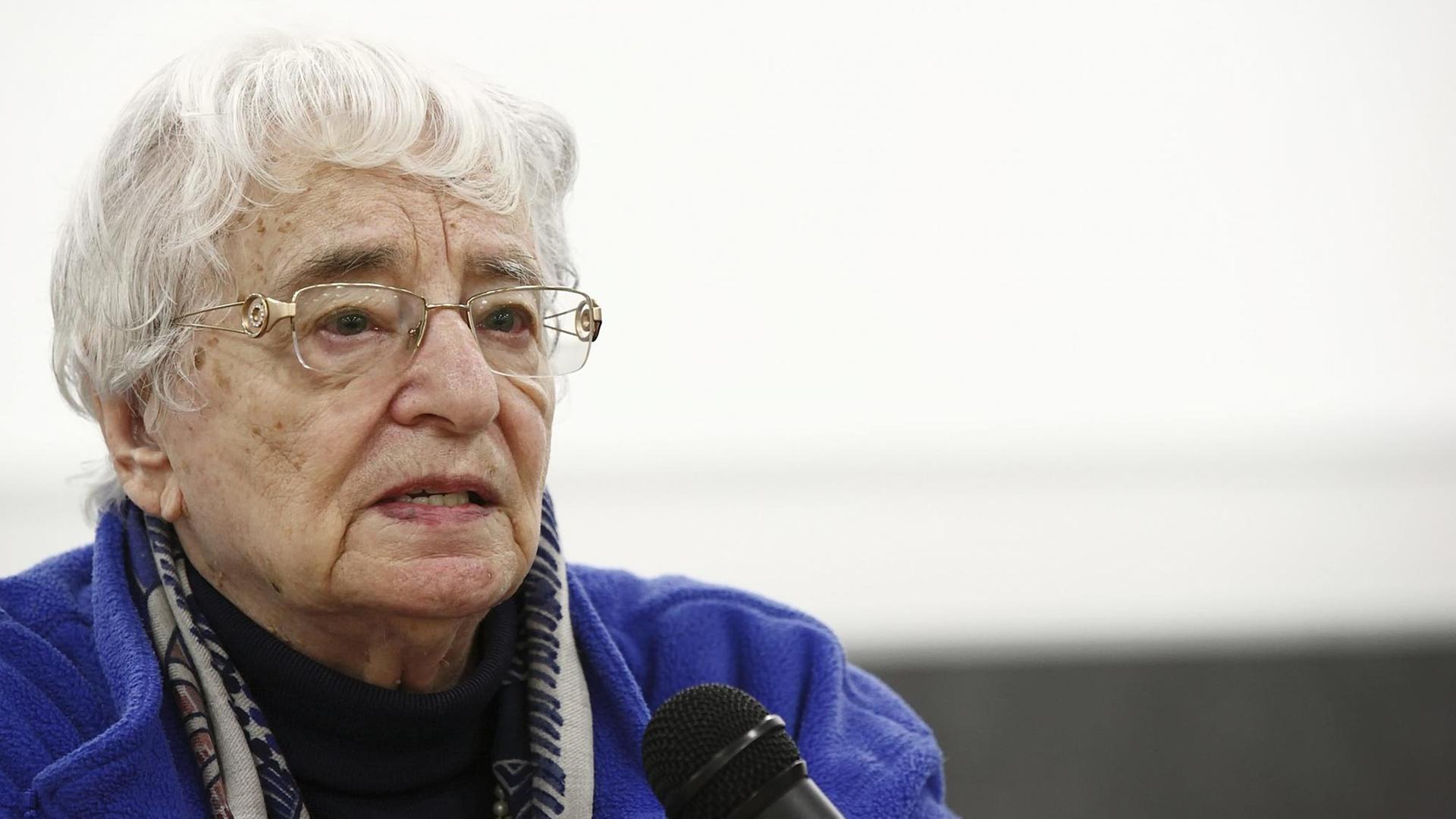 Schriftstellerin und Journalistin Ruth Weiss während einer Diskussion mit Schülern eines Gymnasium in Bochum im Rahmen des Projekts Herausforderung Zukunft. Sie trägt eine blaue Jacke, vor ihr ist ein Mikrofon zu sehen. Schriftstellerin und Journalistin Ruth Weiss während einer Diskussion mit Schülern eines Gymnasium in Bochum im Rahmen des Projekts Herausforderung Zukunft. Sie trägt eine blaue Jacke, vor ihr ist ein Mikrofon zu sehen.