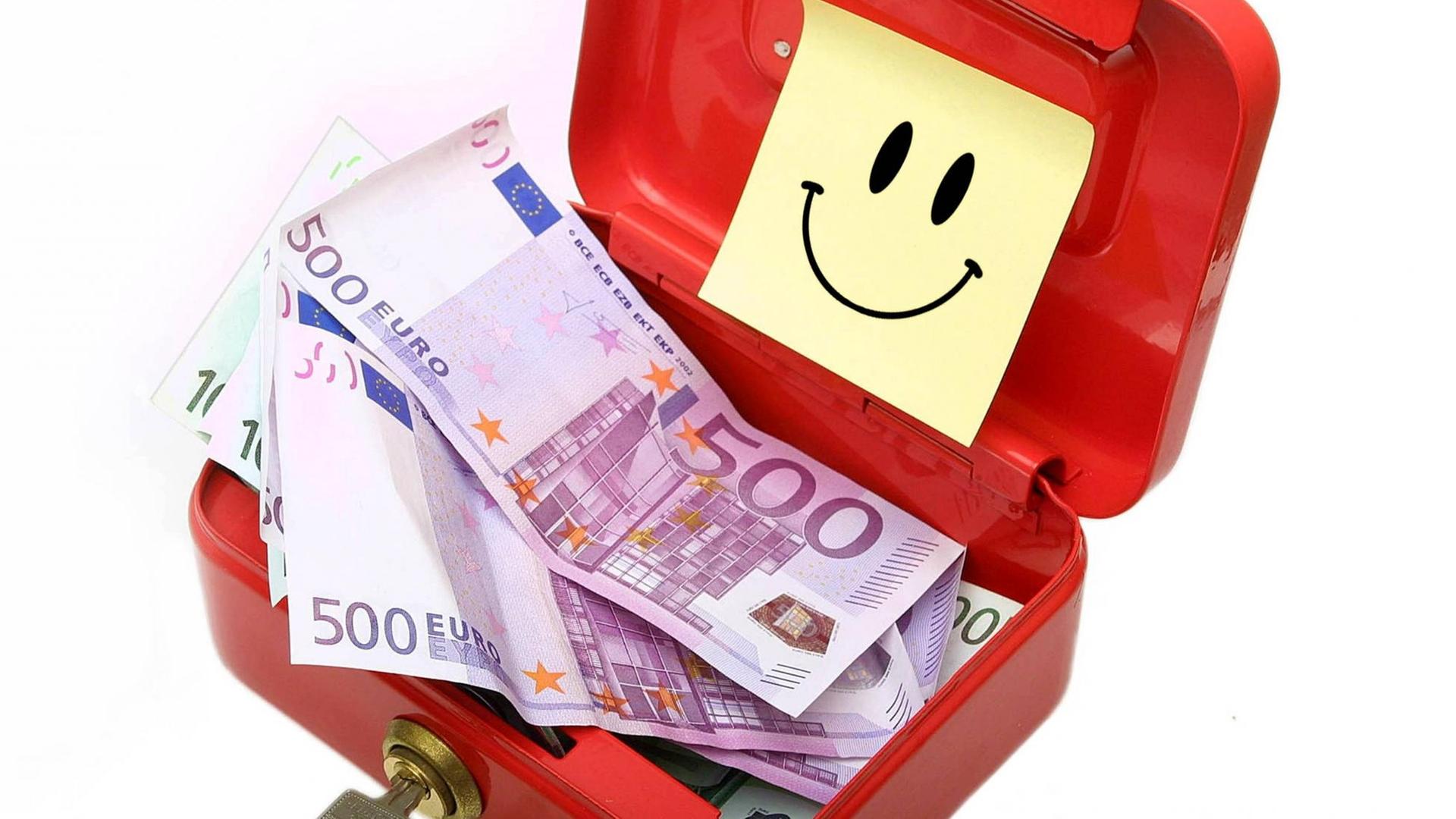 Eine Geldschatulle mit 500-Euro-Scheinen und einem Smily. Eine Geldschatulle mit 500-Euro-Scheinen und einem Smily.