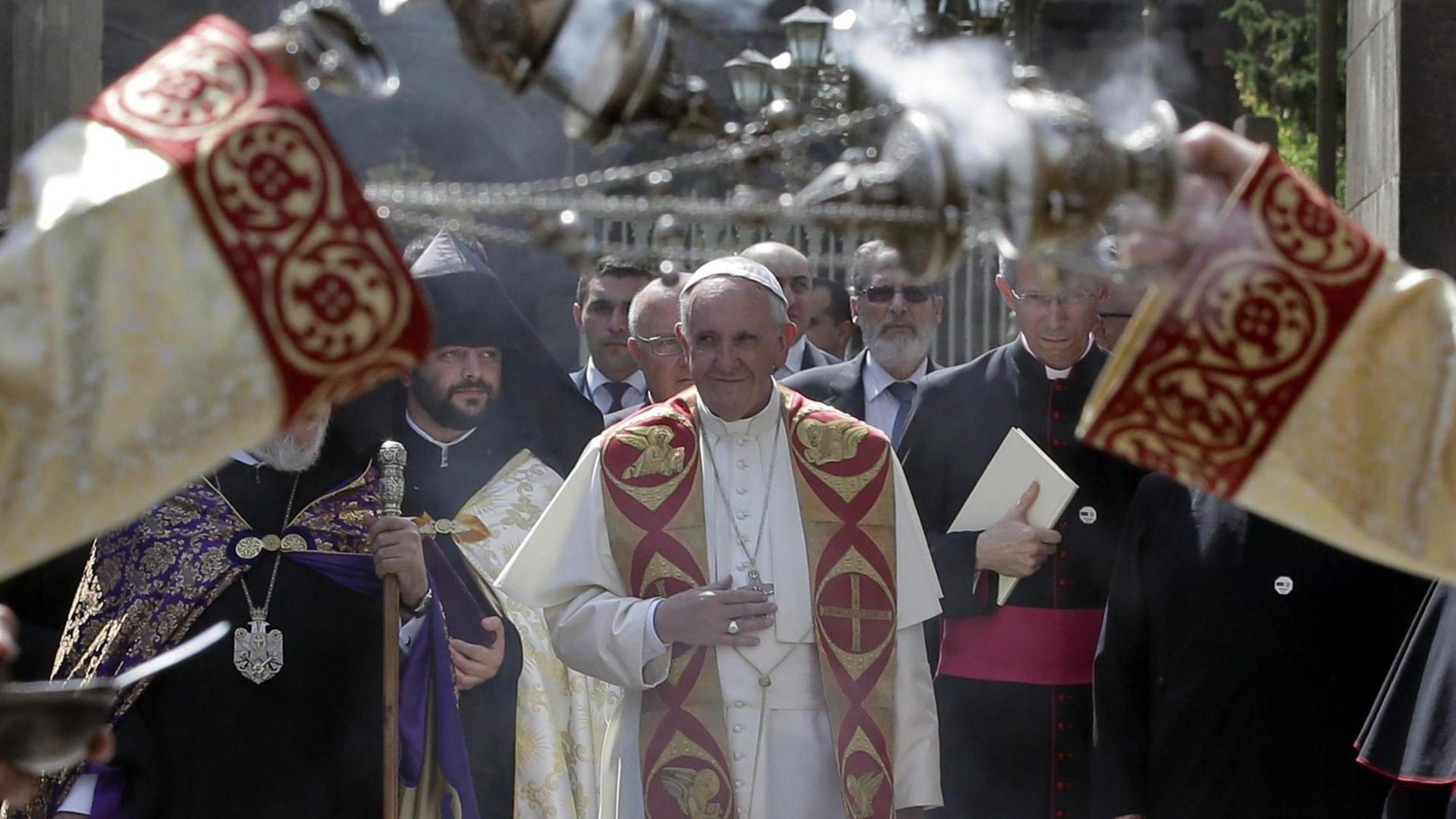 Papst Franziskus beim Besuch der Messe in der apostolischen Kathedrale von Etschmiadzin in Armenien am 24.06.2016.