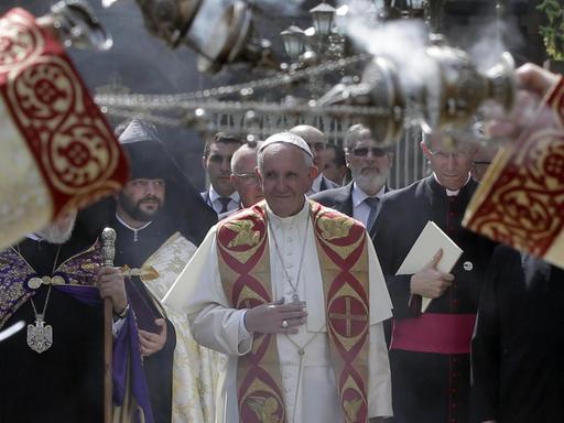 Papst Franziskus beim Besuch der Messe in der apostolischen Kathedrale von Etschmiadzin in Armenien am 24.06.2016.