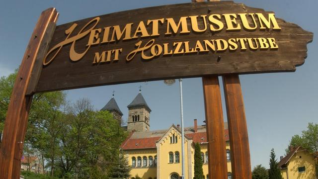 Bad Klosterlausnitz: Ein Schild weist den Weg zum Heimatmuseum im Zentrum des Kurortes Bad Klosterlausnitz im Saale-Holzland-Kreis.