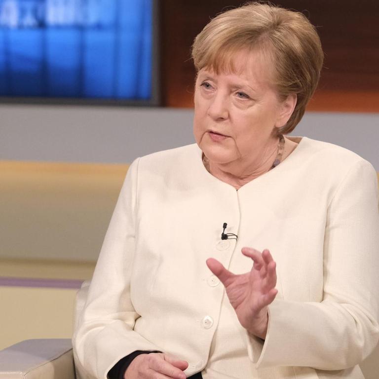 Bundeskanzlerin Angela Merkel im Fernsehstudio
