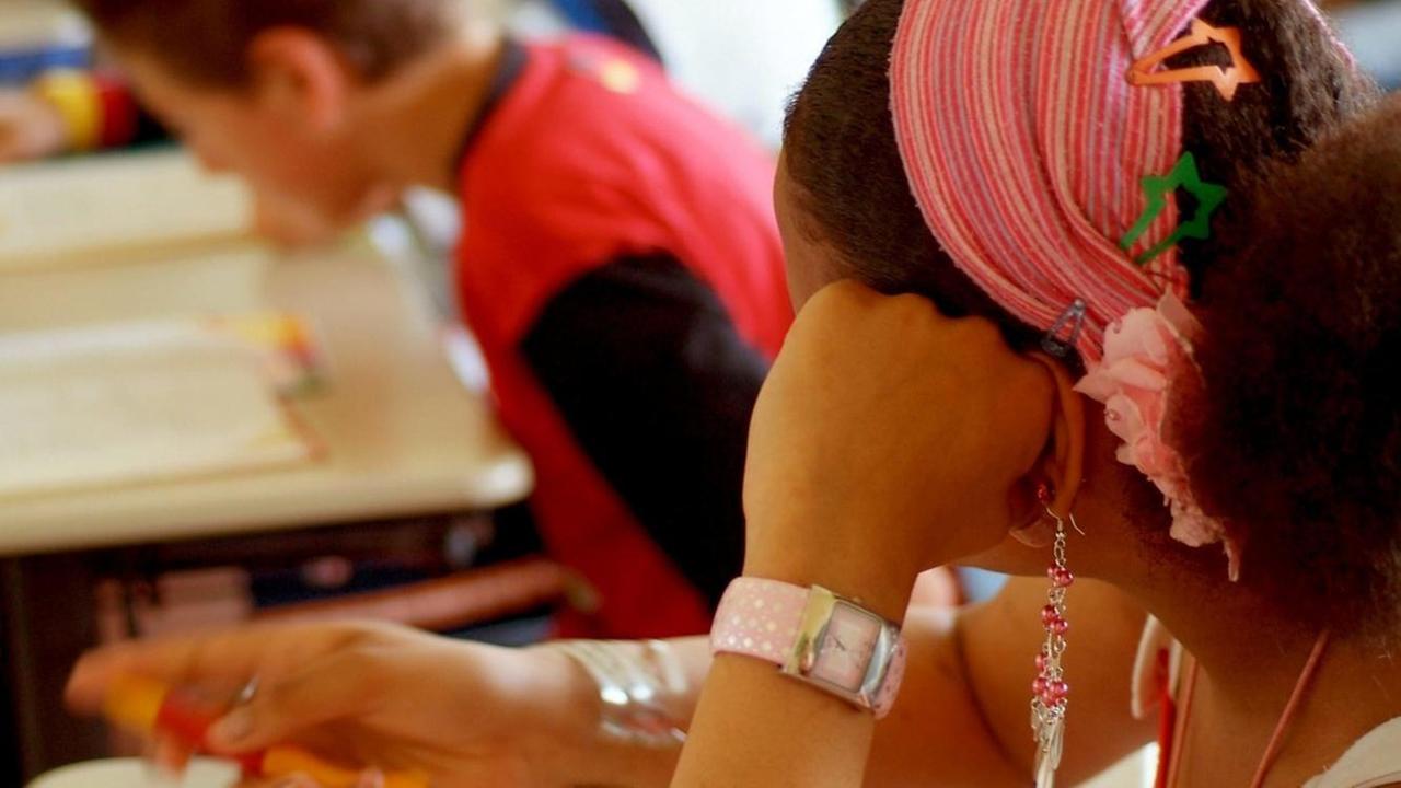 Ganztagshauptschule Aretzstrasse Aachen. Schülerin der 7. Klasse beim Deutschunterricht. Thema ist das Vortragen einer Ballade (Goethe, Der Zauberlehrling). Aachen, Nordrhein-Westfalen, Deutschland, 14.06.2006 | Verwendung weltweit Ganztagshauptschule Aretzstrasse Aachen. Schülerin der 7. Klasse beim Deutschunterricht. Thema ist das Vortragen einer Ballade (Goethe, Der Zauberlehrling). Aachen, Nordrhein-Westfalen, Deutschland, 14.06.2006 | Verwendung weltweit
