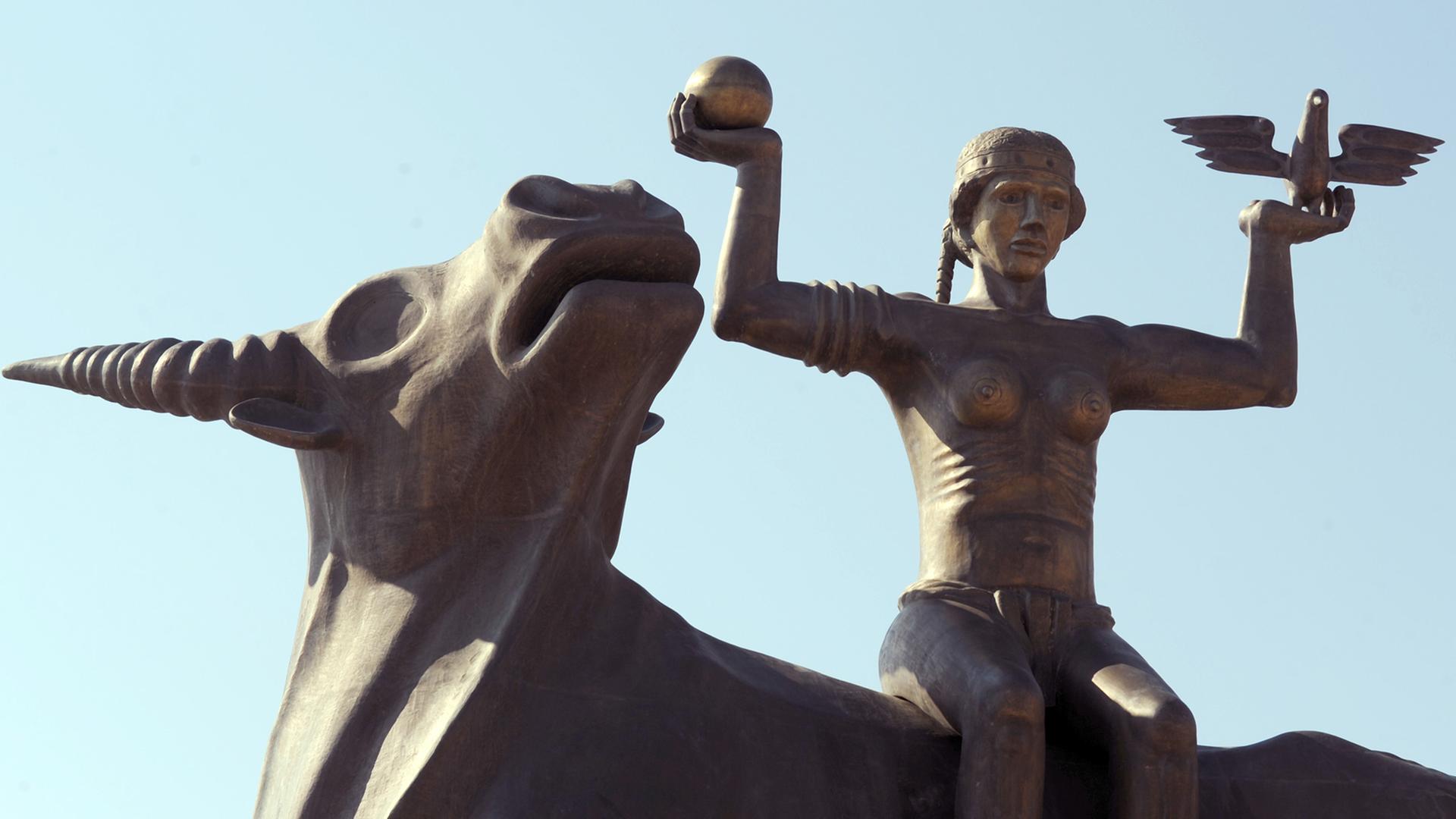Ein großes Bronzedenkmal der "Europa auf dem Stier mit Erdkugel und Taube" steht im Hafen der kretischen Stadt Agios Nikolaos.